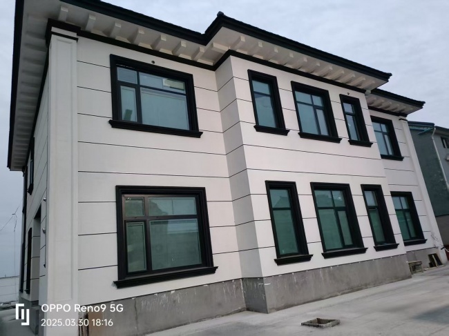 建筑外立面上可见的多组窗、分格和墙面交接