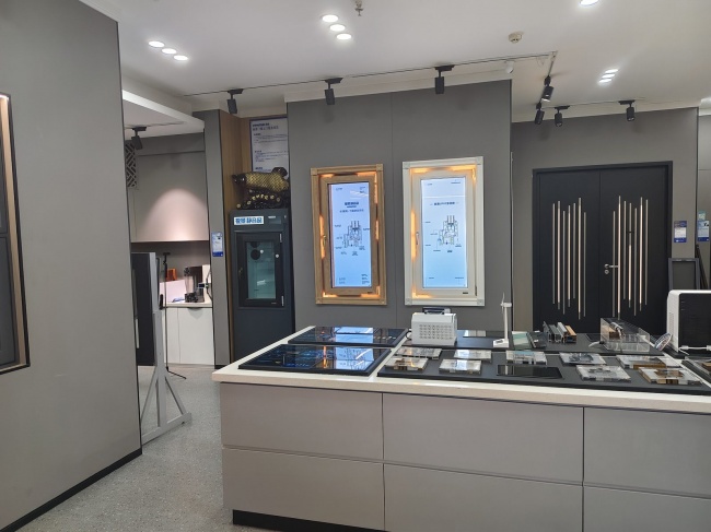 鞍山展厅实拍,完整窗型与部件展示区共同提供看样参考。